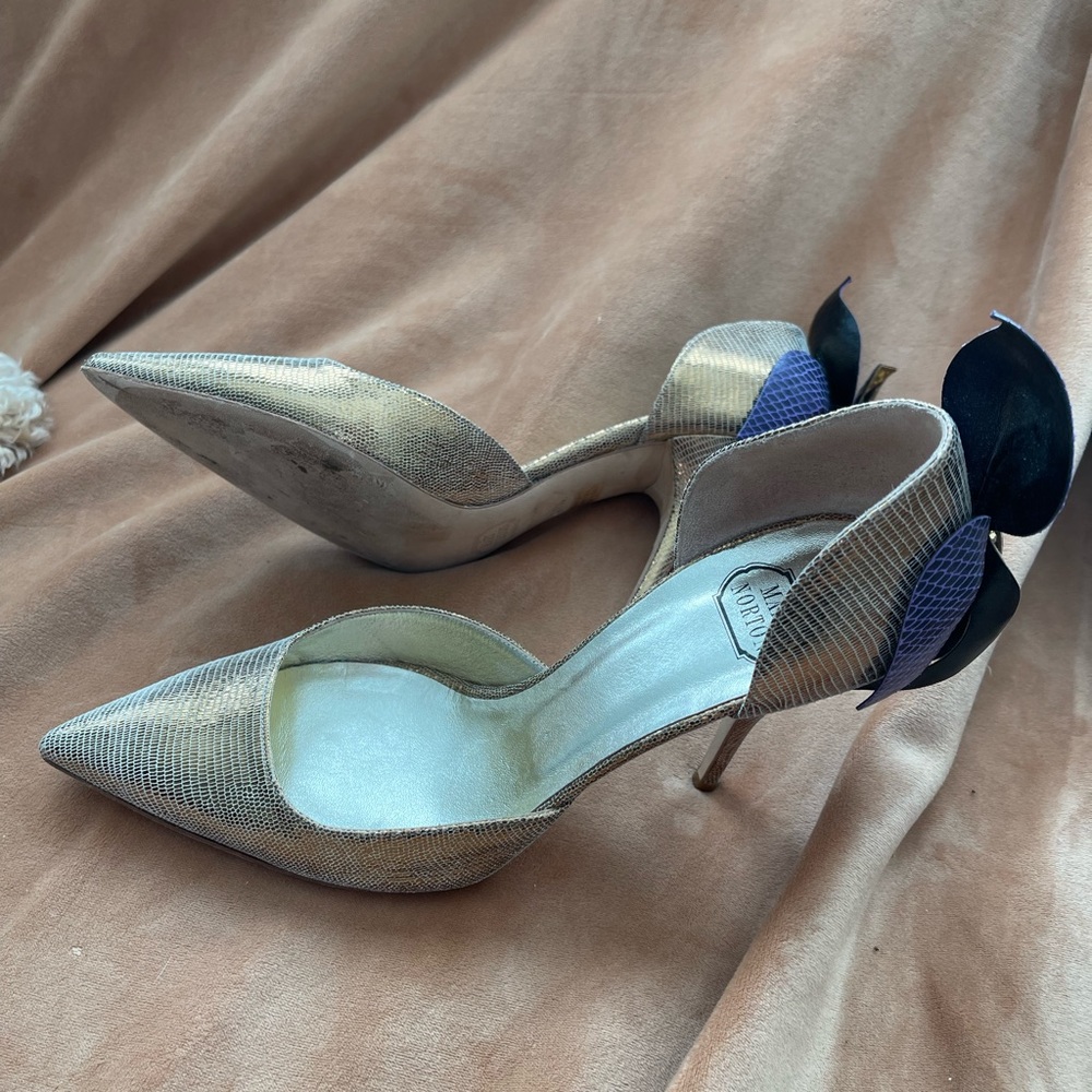 VEUC Mary Norton gold leather pump with floral heel detail size 7.5